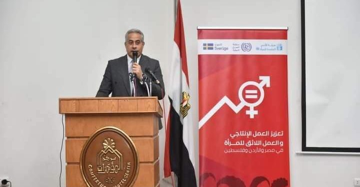 شحاتة ومحافظ بني سويف يشهدان حفل تَخَرُجّ 103 سيدة