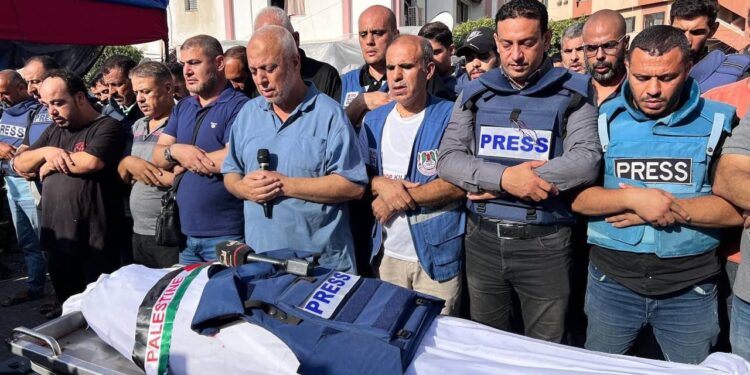 مراسل التلفزيون الفلسطيني محمد ابو حطب و11 من عائلته شهداء مجزرة إسرائيلية جديدة 