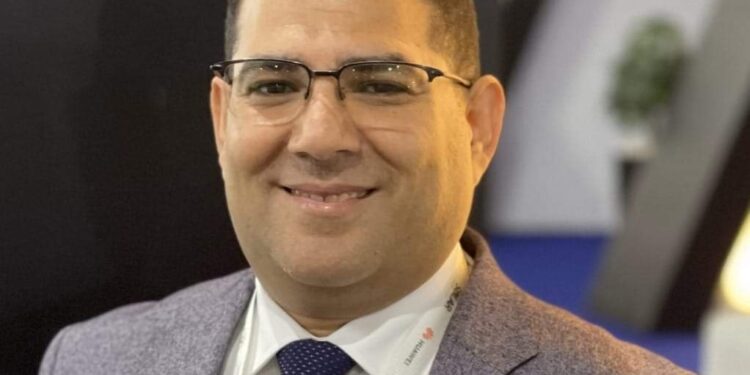 أيمن هيبة: الحكومة حريصة على زيادة الاعتماد على الطاقات المتجددة في توليد الكهرباء وتحلية المياه