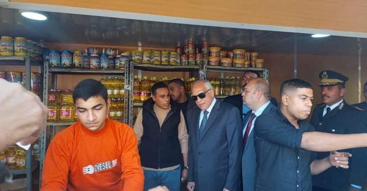 محافظ الجيزة يتفقد المنافذ السلعية بمركز أبو النمرس للتأكد من توافر السلع واحتياجات المواطنين