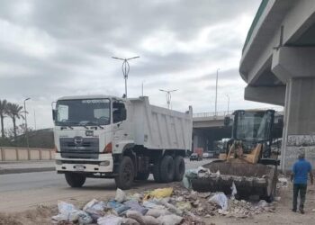 رفع وإزالة ١٠٨٠ طن مخلفات وتراكمات بكفر غطاطي أسفل الدائري بالمنصورية والليبيني بالجيزة