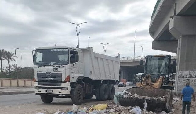رفع وإزالة ١٠٨٠ طن مخلفات وتراكمات بكفر غطاطي أسفل الدائري بالمنصورية والليبيني بالجيزة