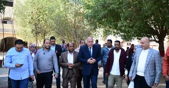 محافظ قنا يتابع حالة التلاميذ مصابى الاختناق بالمستشفى العام