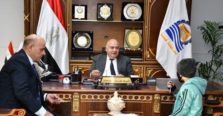 محافظ قنا يستقبل المواطنين بمكتبه لبحث شكواهم