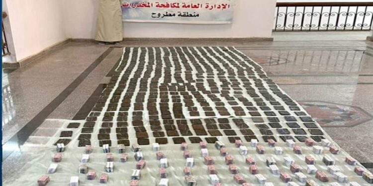 ضبط عنصر إجرامى بمطروح بحوزته كمية من المواد والأقراص المخدرة تقدر قيمتها قرابة ٤.٦ مليون جنيه