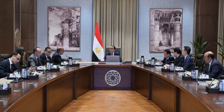 رئيس الوزراء يبحث مع شركتين صينيتين فرص الاستثمار والتمويل بمجالي تصنيع الخلايا الشمسية وأشباه الموصلات