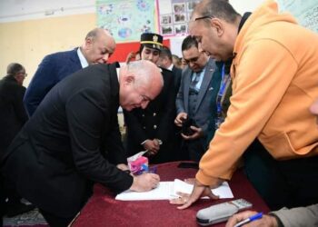 محافظ قنا يُدلي بصوته في الانتخابات الرئاسية . 