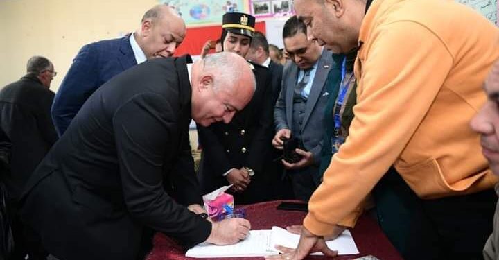 محافظ قنا يُدلي بصوته في الانتخابات الرئاسية . 