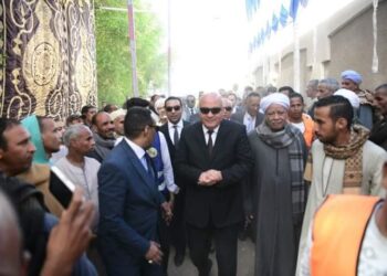 محافظ قنا خلال جولته على اللجان الانتخابية : أهالي قنا لبوا النداء الوطني بالاحتشاد بجميع اللجان