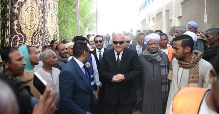 محافظ قنا خلال جولته على اللجان الانتخابية : أهالي قنا لبوا النداء الوطني بالاحتشاد بجميع اللجان