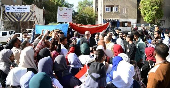 محافظ قنا يتفقد اللجان الانتخابية ويشيد بمشاركة ذوى الهمم