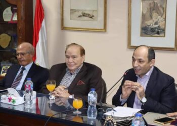 مناقشة الحرب على غزة في صالون صديق عفيفي