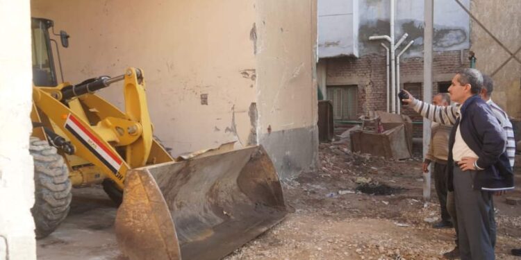 محافظ الغربية يستكمل جولاته الصباحية بمتابعة صيانة المعدات