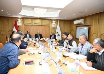 محافظ قنا يناقش قانون التصالح الجديد مع الأجهزة التنفيذية 