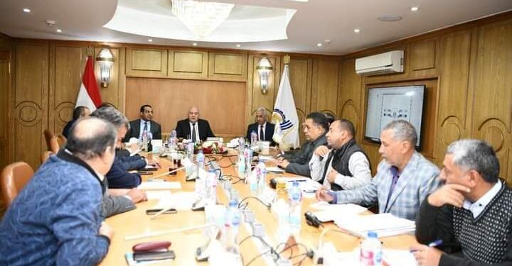 محافظ قنا يناقش قانون التصالح الجديد مع الأجهزة التنفيذية 