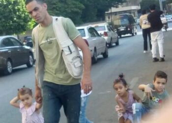 العثور على ام وأب واطفالهم الاربعة جثث هامدة