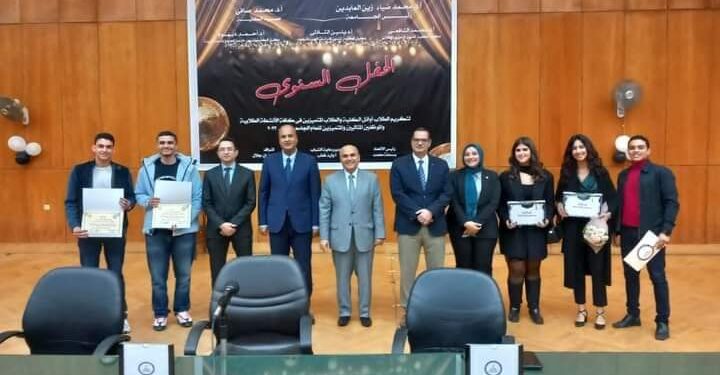 عميد حقوق عين شمس يكرم الطلاب المتفوقين والمتميزين والموظفين المثاليين والمتميزين للعام2022/2023