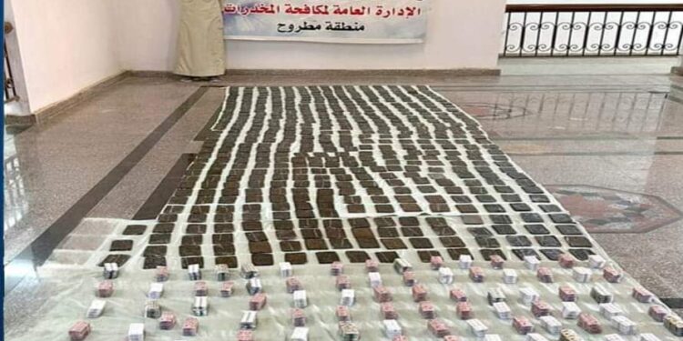 ضبط عنصر إجرامى بمطروح بحوزته كمية من المواد والأقراص المخدرة