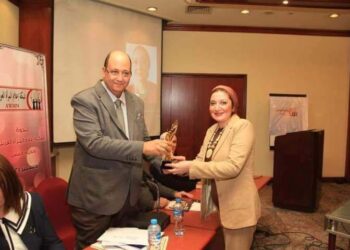 فوز دكتورة عزة قاعود بأوسكار أفضل كاتبة صحفية عربية