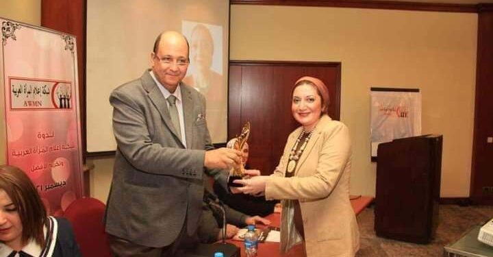 فوز دكتورة عزة قاعود بأوسكار أفضل كاتبة صحفية عربية