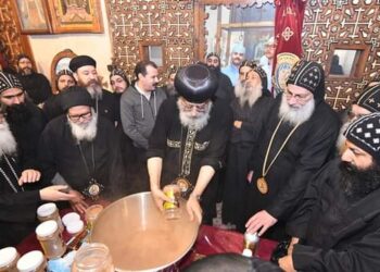 تطييب رفات القديس يحنس كاما بيد قداسة البابا