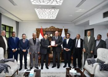 محافظ قنا يستقبل وفد الإتحاد التعاونى الاستهلاكي المركزى