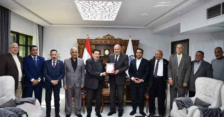 محافظ قنا يستقبل وفد الإتحاد التعاونى الاستهلاكي المركزى