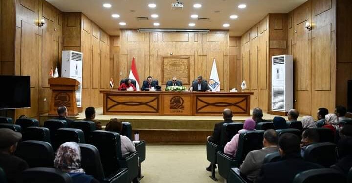 سكرتير مساعد قنا يتراس اجتماع لجنة تيسير تراخيص عصارات العسل الأسود