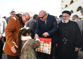 محافظ قنا يزور دير الأنبا بضابا لتهنئة أقباط نجع حمادي