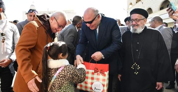 محافظ قنا يزور دير الأنبا بضابا لتهنئة أقباط نجع حمادي