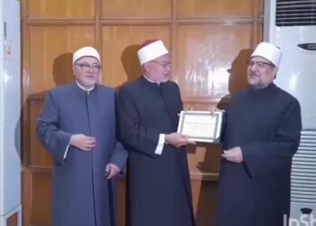وزير الأوقاف يكرم إمام مسجد النصر لعام٢٠٢٣ في فارسكور