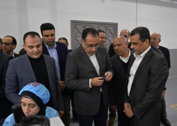 رئيس الوزراء يزور مصنع “وادي السيليكون” للصناعات الإلكترونية بالسخنة