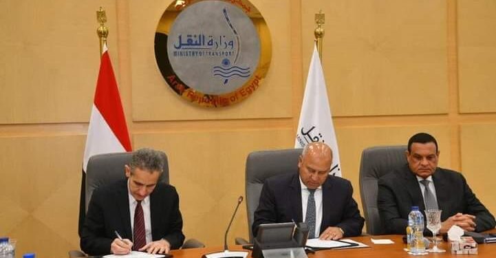 وزير النقل يوقع مع محافظي الغربية والجيزة بروتوكولي تعاون بشأن  تنظيم النقل البري الداخلي والدولي