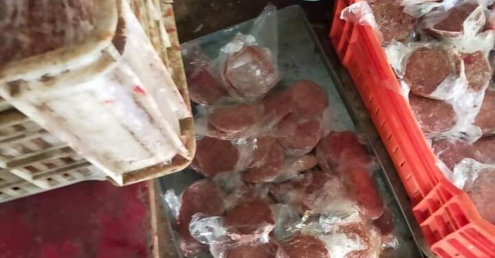 ضبط ٢٣ طن مصنعات غير صالحة للاستهلاك الآدمي بالجيزة