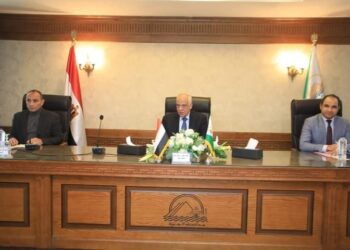 محافظ الجيزة يناقش الطلبات المقدمة من الشركات والأفراد بنطاق المحافظة