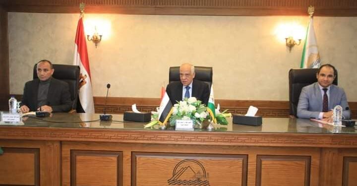 محافظ الجيزة يناقش الطلبات المقدمة من الشركات والأفراد بنطاق المحافظة
