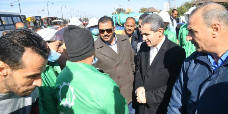 رحمى يتفقد تسلم معدات و صناديق نظافة  بطنطا