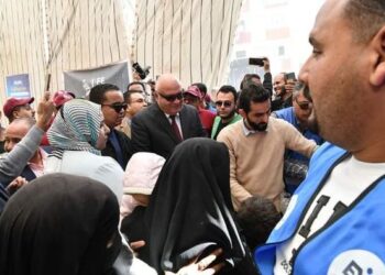 برعاية التحالف الوطني .. محافظ قنا يتفقد قافلة ” ستر وعافية ” بفرشوط