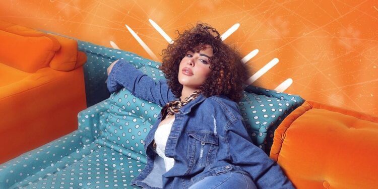 * شمس الكويتية* تدعم المرأة ب«قطة مغمضة»