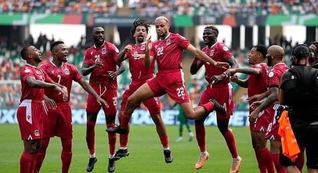 الرعد يصعق الأفيال.. والنسور تجرح الثعالب..!!