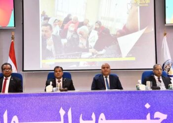 الداودي يشهد حفل تخرج  بكلية التجارة “جامعة جنوب الوادي”