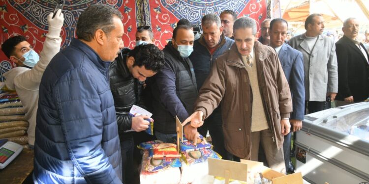 محافظ الغربية يفتتح منفذ “معا ضد الغلاء “  بقرية كفور بلشاي!!