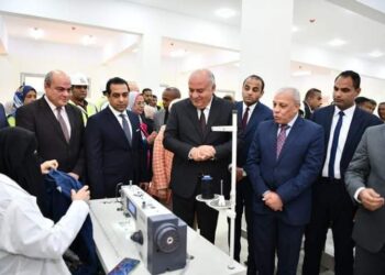 محافظ قنا ورئيس هيئة تنمية الصعيد يفتتحان المجمع الصناعي  