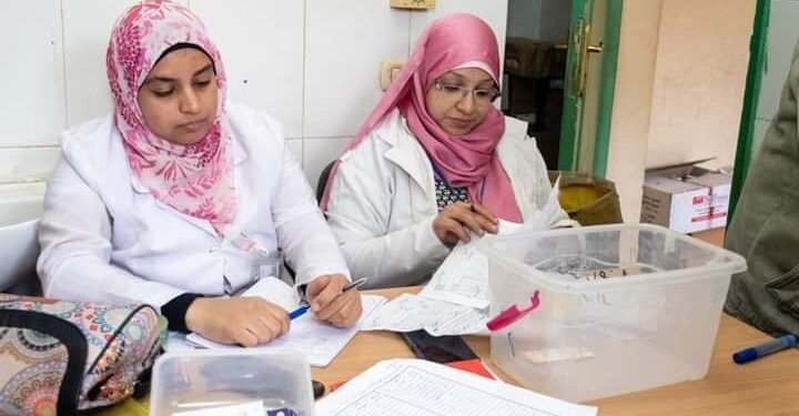 الكشف علي 1121 حالة في قافلة طبية بنجع حمادى ضمن “حياة كريمة”