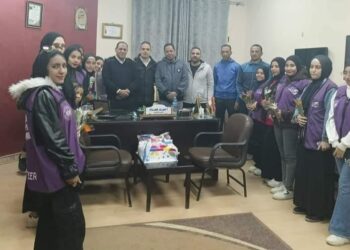 شباب أندية التطوع وبعض أعضاء الجمعية العمومية لمركز شباب الصف يقدمون التهنئة لأفراد الشرطة 