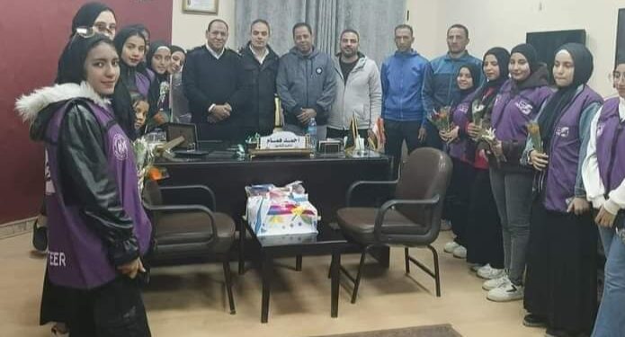 شباب أندية التطوع وبعض أعضاء الجمعية العمومية لمركز شباب الصف يقدمون التهنئة لأفراد الشرطة