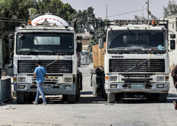 محاولة ھیئة اغاثیة تركیة ادخال المساعدات لغزة