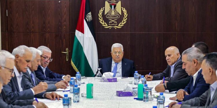 ألسلطة الفلسطينية قد تعجز عن دفع رواتب موظفيها!!