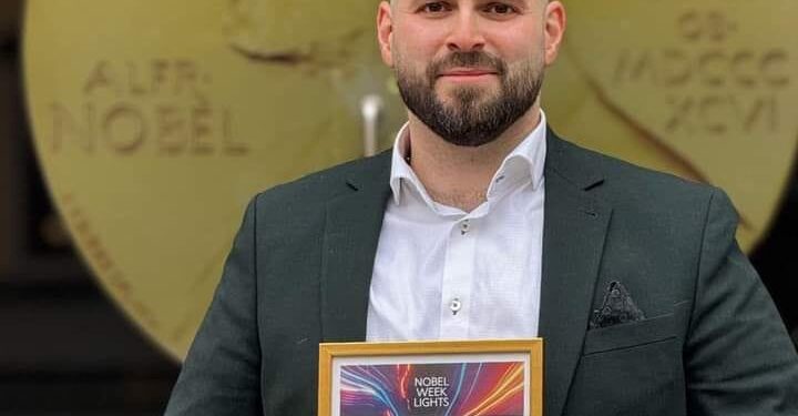 محمد أسعد يفوز بجائزة متحف نوبل بصورة “أضيء الظلام”