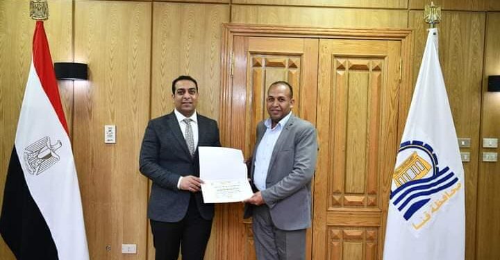 نائب محافظ قنا يكرم أوائل البرامج التدريبية التى نظمها مركز تدريب التنمية المحلية بسقارة